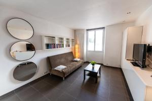马赛Théa : Studio avec parking privé - Actif+ Location-的带沙发、电视和镜子的客厅