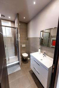 马赛Théa : Studio avec parking privé - Actif+ Location-的一间带水槽、淋浴和卫生间的浴室