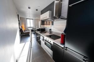 马赛Théa : Studio avec parking privé - Actif+ Location-的小厨房配有炉灶和冰箱
