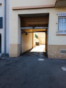 马赛Théa : Studio avec parking privé - Actif+ Location-的大楼的敞开车库门