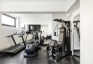 罗马The Tribune, part of JdV by Hyatt的健身房,配有有氧器材和跑步机