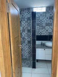 乌姆苏克La casa blanca的带淋浴、盥洗盆和镜子的浴室