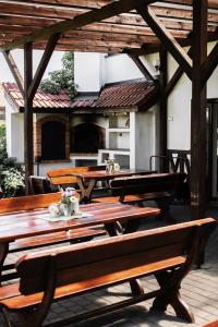 佩尔赫日莫夫法玛酒店的庭院里一组野餐桌