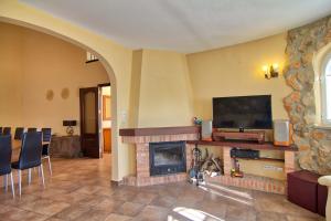 佩尼斯科拉Villa Los Olivos的客厅设有壁炉和电视。