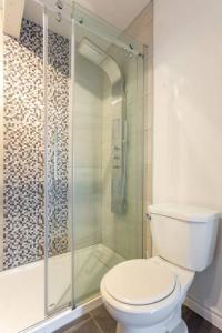 蒙特利尔LOVELY RENTAL UNIT WITH BALCONY~ AUTOROUTE 40的一间带卫生间和玻璃淋浴间的浴室