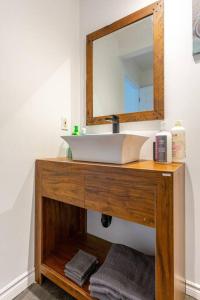 蒙特利尔LOVELY RENTAL UNIT WITH BALCONY~ AUTOROUTE 40的一间带水槽和镜子的浴室