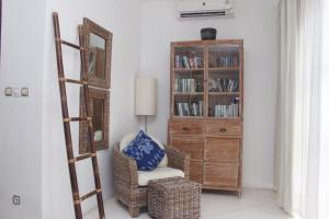 坎古别墅霎哈嘉酒店的一间带椅子、梯子和书架的房间