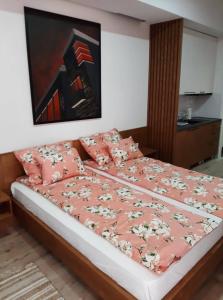 松博尔Apartment Mašić的一间卧室配有一张带粉色床单和枕头的床。