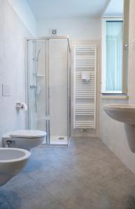 DennoDal Pez的一间带两个盥洗盆和淋浴的浴室