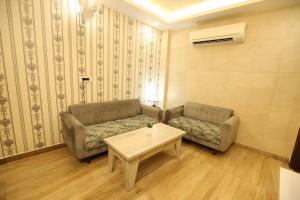 法里达巴德Hotel Lavit Couple Friendly near Faridabad Metro station的客厅配有沙发和桌子