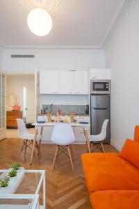 尼斯Stunning flat by the beach, Carre d'or-Negresco的厨房以及带桌椅的起居室。