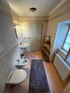 罗韦雷托APPARTAMENTO LA CAFFETTERIA的浴室设有2个水槽和2个卫生间