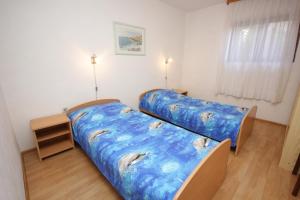希杰弗朗吉卡Apartments with a parking space Seget Vranjica, Trogir - 8623的小型客房配有两张床,