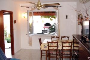 希杰弗朗吉卡Apartments with a parking space Seget Vranjica, Trogir - 8623的一间带桌椅和窗户的用餐室