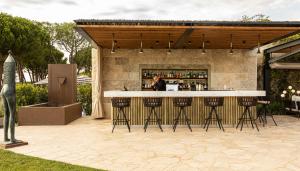 卡斯特法尔菲Castelfalfi的户外酒吧,庭院里设有酒吧凳子