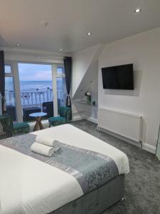 滨海绍森德Wns Southend -on-Sea的一间卧室配有一张床和一台平面电视