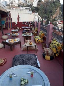 穆莱伊德里斯Riad lala zakia的阳台的天井配有桌子和沙发