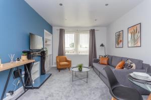 爱丁堡Lovely 2-bed upper villa in Kirkliston Edi Airport的客厅配有沙发和桌子