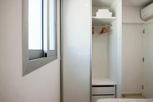 PaphosPhaedrus Living - Seaside Executive Flat Harbour 203的一间带镜子的小浴室和一个衣柜