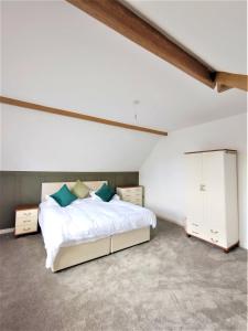 蒂斯河畔斯托克顿Yarm Lane Apartments - Stockton Town Centre的卧室配有一张白色大床和橱柜。
