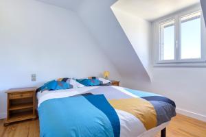 Saint-NicL'Odyssée的白色的卧室设有床和窗户