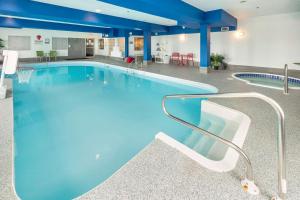 梅迪辛哈特梅迪辛哈特康福特茵套房酒店的一座大楼内带篮球架的大型游泳池