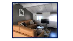 文代讷vakantiehuis 48的带沙发和电视的客厅