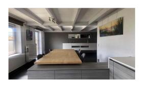 文代讷vakantiehuis 48的客房设有桌子和带冰箱的厨房