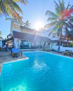 普瓦尼梅查恩加尼Villa Thamani Zanzibar的棕榈树酒店前的游泳池