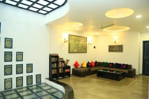 阿格拉Shiv Kothi - Homestay的客厅配有沙发和桌子