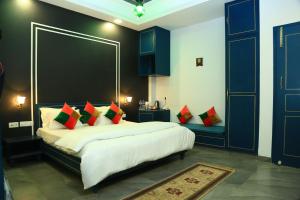 阿格拉Shiv Kothi - Homestay的一间卧室配有一张带红色枕头的大床