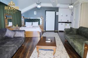 阿瓦西拉尔Rixson Otel的客厅配有床、沙发和桌子