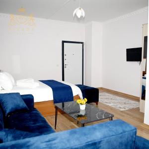阿瓦西拉尔Rixson Otel的客厅配有床、沙发和桌子