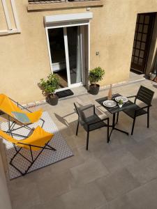 卡尔卡松Studio pour 2 avec terrasse au pied de la Cité : ma pierre à l’édifice的庭院配有两把椅子和一张桌子及椅子