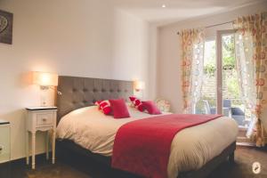 沙托贝尔纳尔Domaine de l'Echassier, The Originals Relais的一间卧室配有一张带红色枕头的大床