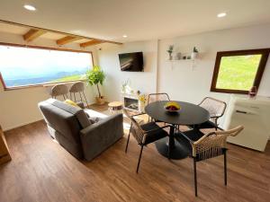 戈雷尼斯卡地区采尔克列Lunela estate with sauna的客厅配有沙发和桌子