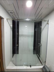 第比利斯里奇酒店的浴室里设有玻璃门淋浴