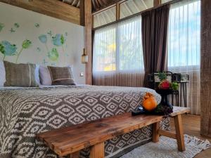 坎古Stay at My Place Bali的一间卧室配有一张大床和木凳