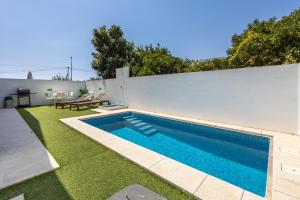 斯代塔维拉Villa Figo的一座房子后院的游泳池