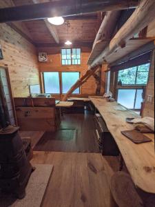 自然と触れ合える宿みのむし的小屋内带大木桌的房间