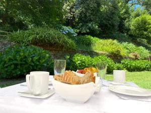 巴约讷安特雷里罗伯斯酒店的一张桌子,上面放着一篮面包和酒杯