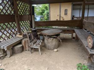 自然と触れ合える宿みのむし的木制长凳、桌子和椅子