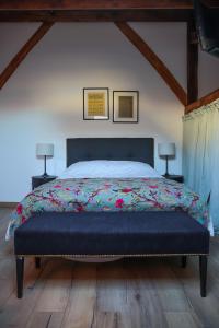 Tournan-en-BrieCROIX BLANCHE - LE LOGIS的一间卧室配有一张大床和色彩缤纷的毯子