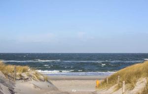 奥茨塞巴德·迪尔哈根DUENENBLICK App Nr 4 max 4 Pers的海滩与大海相映成趣