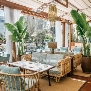 迪拜朱美拉阿联酋塔酒店的餐厅设有桌椅和窗户。
