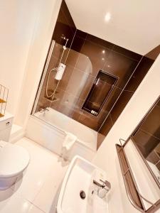 BuckinghamshireGeorge & Dragon Hotel的浴室配有白色卫生间和盥洗盆。
