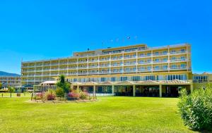 莫拉蒂卡梅松海滩度假酒店的前面有一个草坪的大型酒店