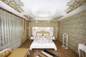 阿马西亚Lalehan Hotel Special Class的壁纸客房内的一间卧室配有一张床