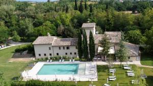 斯波莱托Borgo delle Mole的享有带游泳池的房屋的空中景致