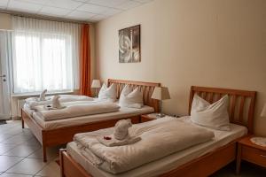 弗伦斯堡Hotel Fruerlund的在酒店房间设有两张床,里面装满了动物